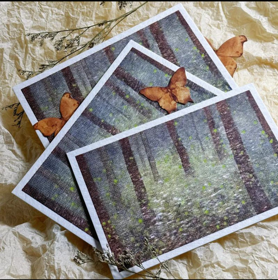 Cartolina dipinta a mano con cielo stellato e farfalla