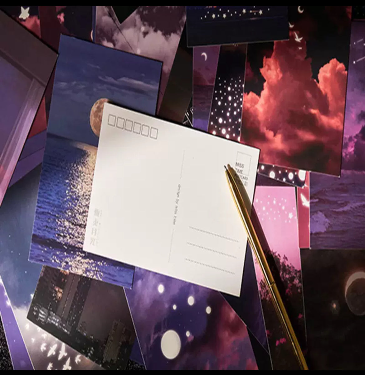 Cartolina dipinta a mano con cielo stellato e farfalla